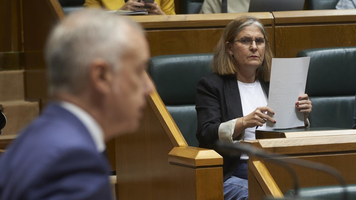 La portavoz de EH Bildu en el Parlamento vasco, Nerea Kortajarena, observa al lehendakari durante su intervención en la cámara.