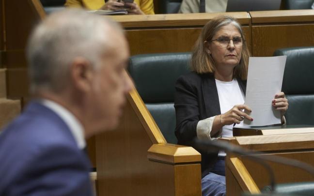 La portavoz de EH Bildu en el Parlamento vasco, Nerea Kortajarena, observa al lehendakari durante su intervención en la cámara. La portavoz de EH Bildu en el Parlamento vasco, Nerea Kortajarena, observa al lehendakari durante su intervención en la cámara.
