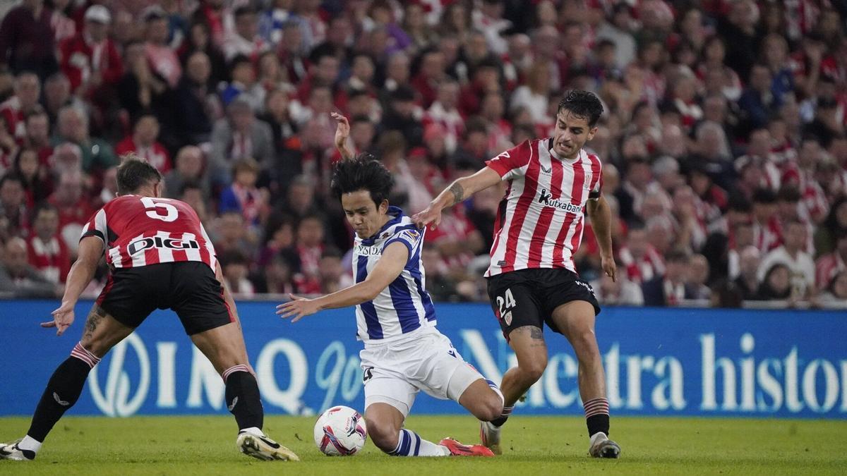 Prados hace falta a Take Kubo, en una acción del derbi disputado el domingo pasado en San Mamés. / RUBEN PLAZA