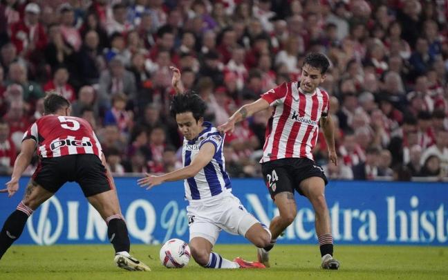Prados hace falta a Take Kubo, en una acción del derbi disputado el domingo pasado en San Mamés. / RUBEN PLAZA