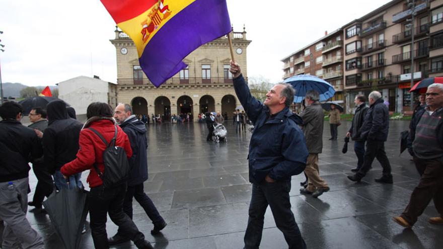 Foto de una marcha republicana organizada por la Asociación Nicolás Guerendiain en Irun.