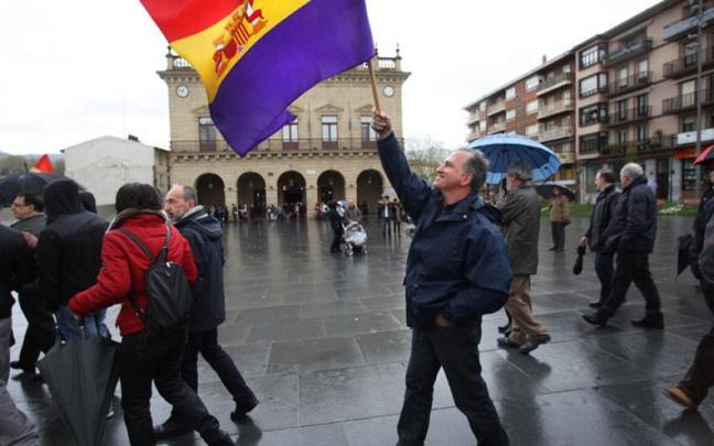 Foto de una marcha republicana organizada por la Asociación Nicolás Guerendiain en Irun.