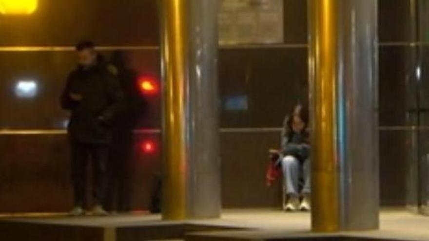 Los representantes del PNV y de Eh Bildu esperando para registrar sus candidaturas ante la Junta Electoral de Araba.