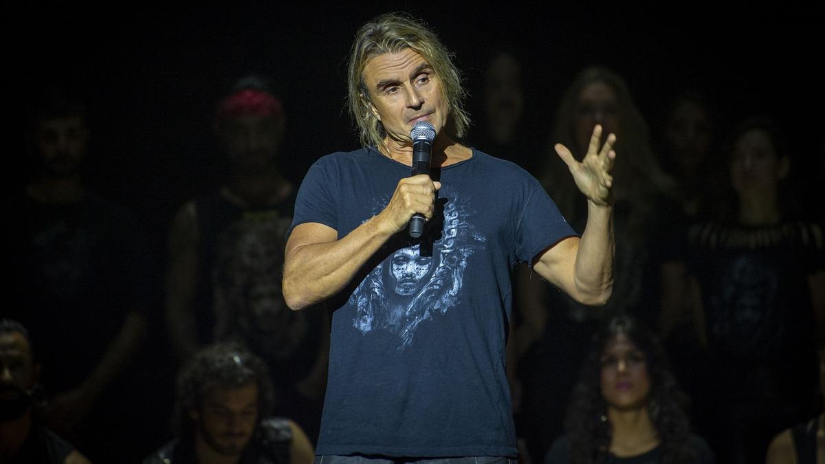 El músico, productor y director de escena Nacho Cano interviene durante el pase gráfico de "Malinche"