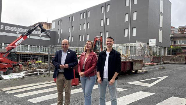 Gorka Álvarez, Cristina Laborda y Sergio Javier, esta mañana junto al Edifico de Emigración del barrio San Miguel. / A.M.S. Gorka Álvarez, Cristina Laborda y Sergio Javier, esta mañana junto al Edifico de Emigración del barrio San Miguel.