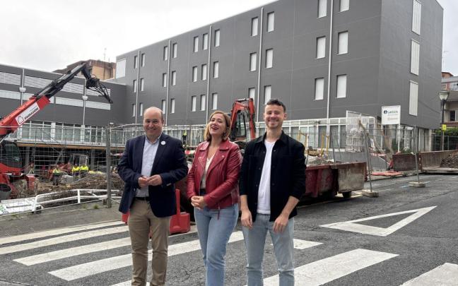Gorka Álvarez, Cristina Laborda y Sergio Javier, esta mañana junto al Edifico de Emigración del barrio San Miguel.
