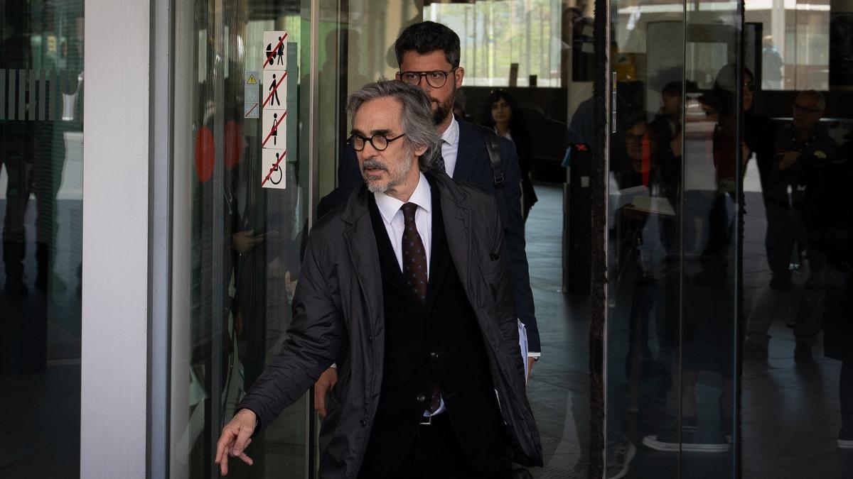 El abogado de Dani Alves, Cristóbal Martell, saliendo de los juzgados.