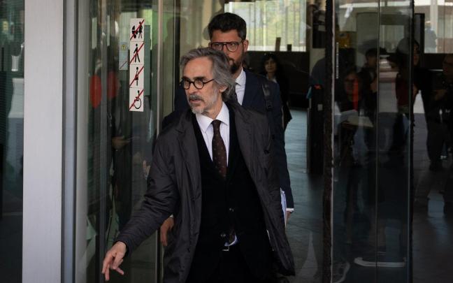 El abogado de Dani Alves, Cristóbal Martell, saliendo de los juzgados. El abogado de Dani Alves, Cristóbal Martell, saliendo de los juzgados.