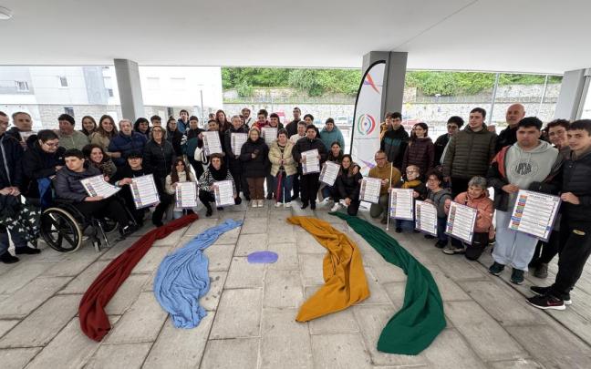 Representantes de los agentes que integran la Mesa de Diversidad de Arrasate. / Anabel Dominguez. Representantes de los agentes que integran la Mesa de Diversidad de Arrasate.