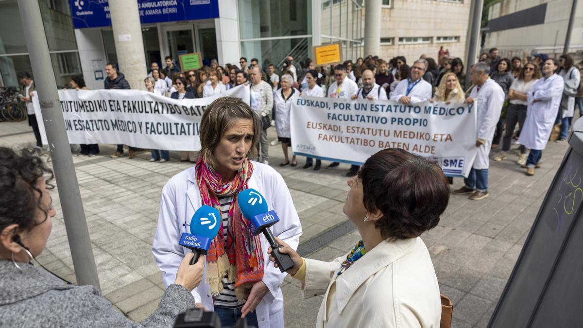 La doctora Sara Lizeaga atiende a los medios de comunicación durante una concentración de médicos este lunes en Donostia.