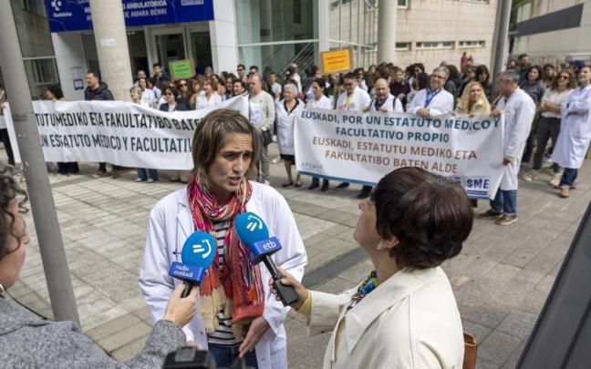 La doctora Sara Lizeaga atiende a los medios de comunicación durante una concentración de médicos este lunes en Donostia.