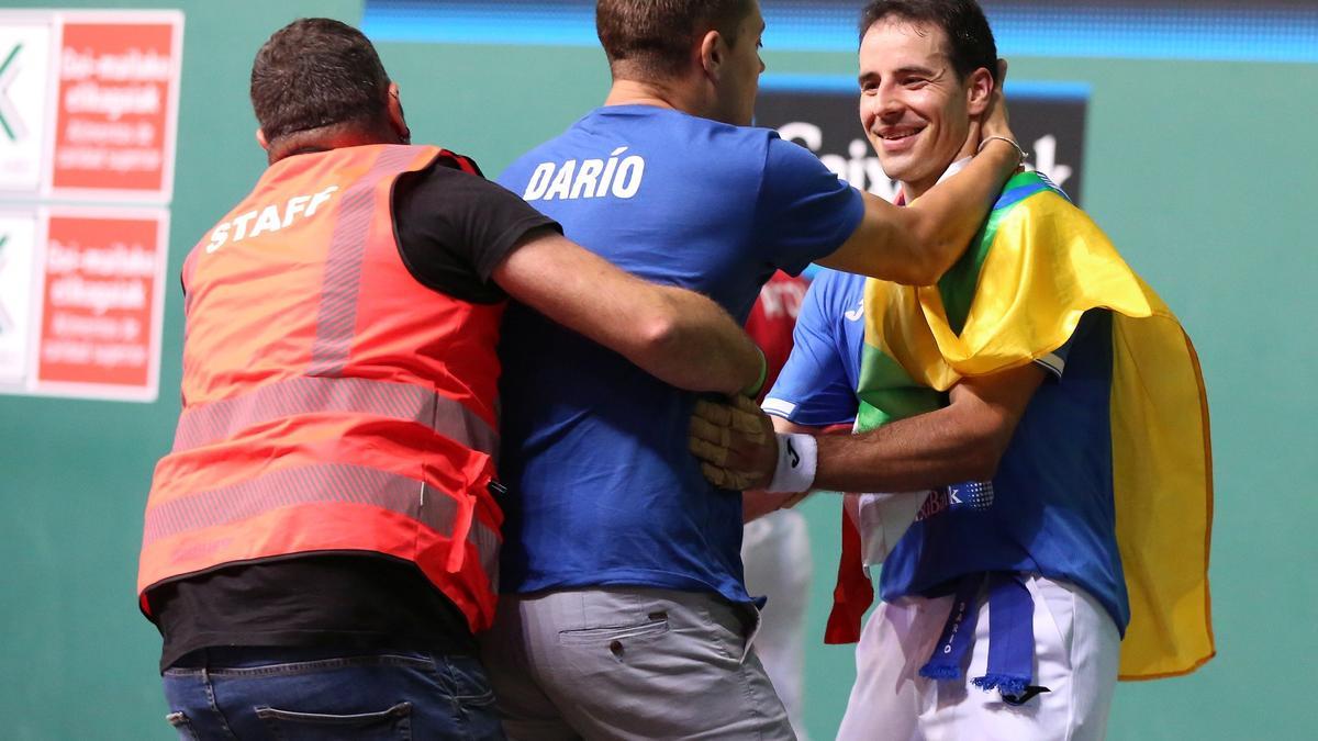 Darío, campeón del Manomanista después de arrollar a Iñaki Artola en el Navarra Arena de Iruñea