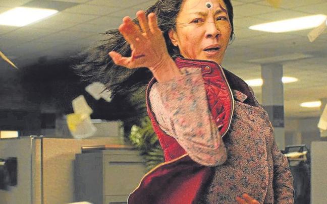 ‘Everything Everywhere All At Once’ está entre las favoritas a los Óscar.