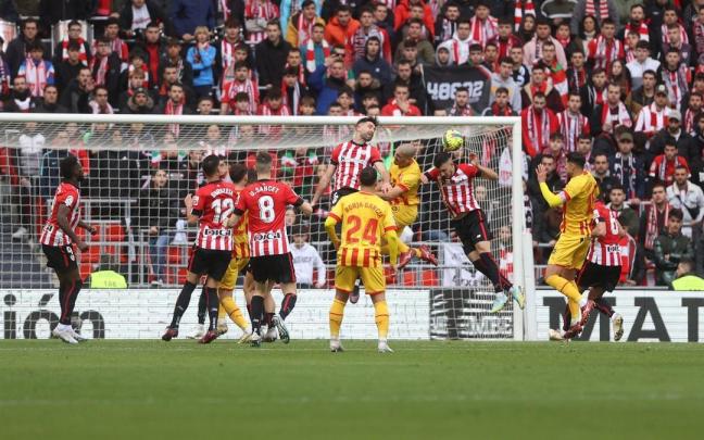 Yeray Álvarez y Aitor Paredes pugnan con Oriol Romeu por un balón aéreo. Yeray Álvarez y Aitor Paredes pugnan con Oriol Romeu por un balón aéreo.