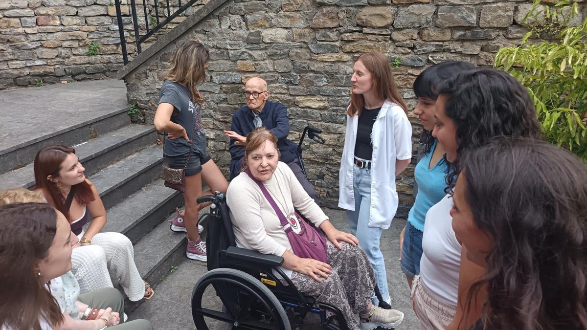 Primera toma de contacto entre las y los residentes y sus nuevos acompañantes.
