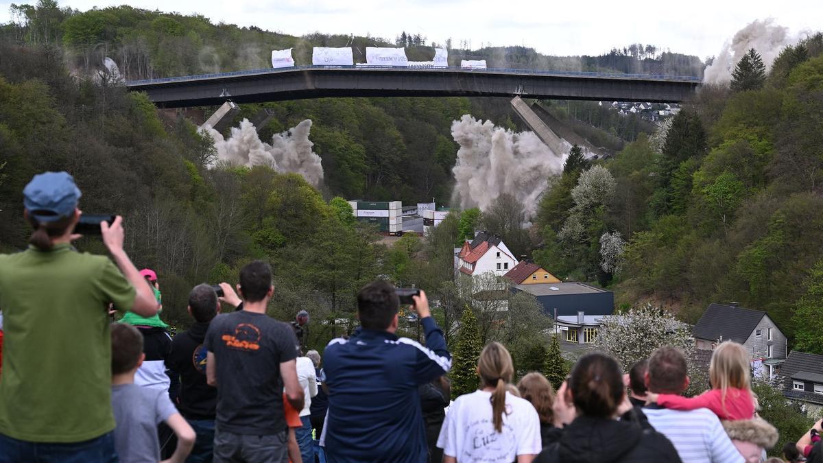 La espectacular voladura de un puente de 17.000 toneladas en Alemania
