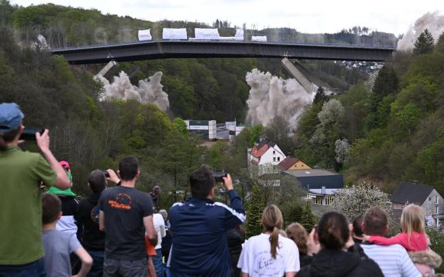 La espectacular voladura de un puente de 17.000 toneladas en Alemania La espectacular voladura de un puente de 17.000 toneladas en Alemania