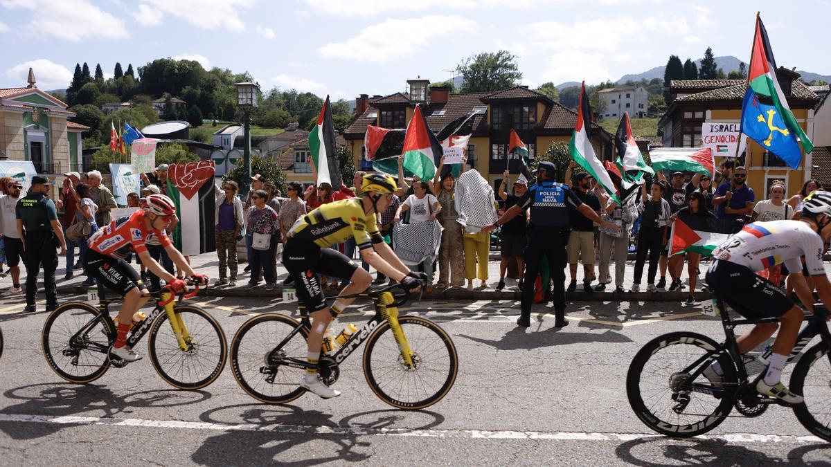 En Asturias prosiguieron las protestas en contra del genocidio de Israel y se paró la carrera unos instantes.