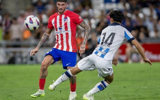 Kubo trata de cortar un balón ante el argentino De Paul en el amistoso de Monterrey. / MIGUEL SIERRA/ EFE