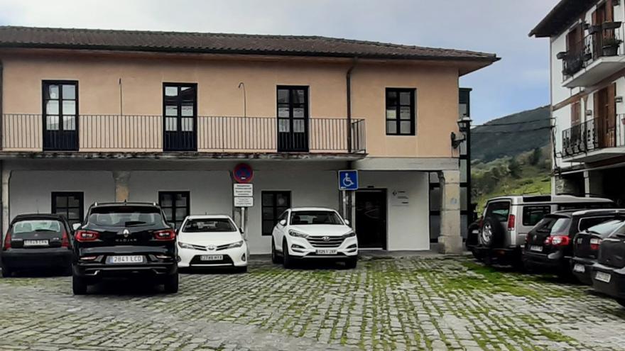 Entrada a ambulatorio médico de Artziniega en Goikoplaza