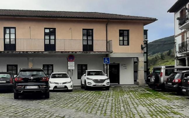 Entrada a ambulatorio médico de Artziniega en Goikoplaza