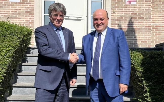 Carles Puigdemont junto a Andoni Ortuzar, el pasado 15 de septiembre en Waterloo