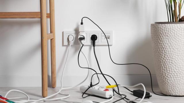 Acumulación de cables enredados en el suelo, un problema habitual en zonas de trabajo o televisión.