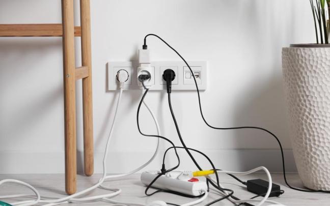 Acumulación de cables enredados en el suelo, un problema habitual en zonas de trabajo o televisión.