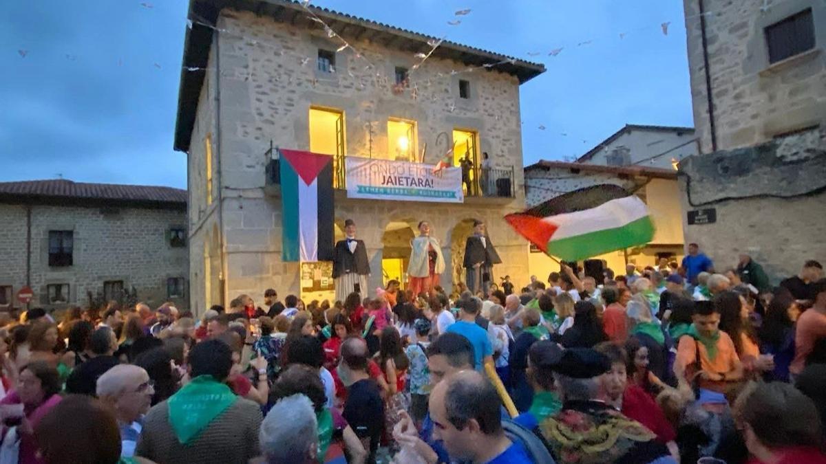 Txupinazo de las fiestas de Artziniega en Goiko Plaza en una anterior edición