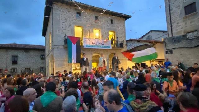 Txupinazo de las fiestas de Artziniega en Goiko Plaza en una anterior edición