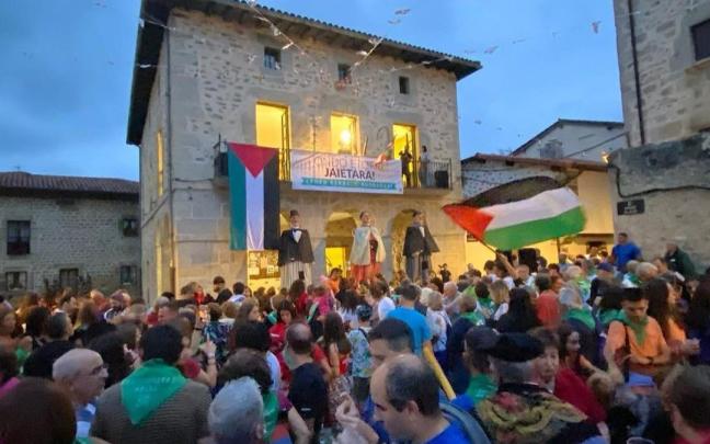 Txupinazo de las fiestas de Artziniega en Goiko Plaza en una anterior edición