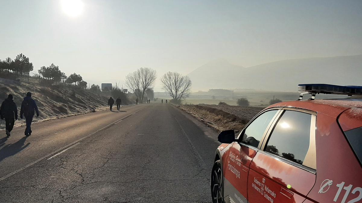 La Policía Foral vigila una carretera por la que transitan peregrinos.