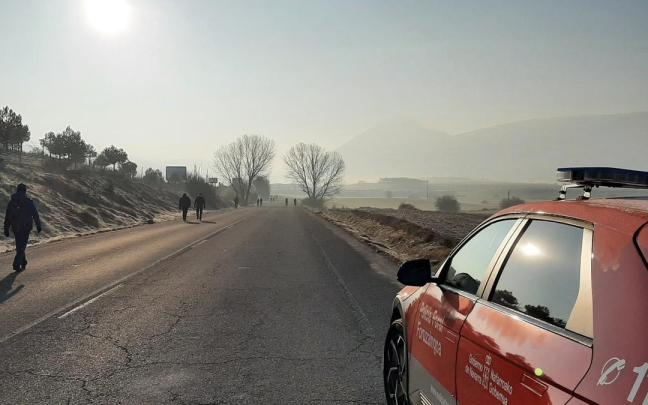 La Policía Foral vigila una carretera por la que transitan peregrinos. La Policía Foral vigila una carretera por la que transitan peregrinos.