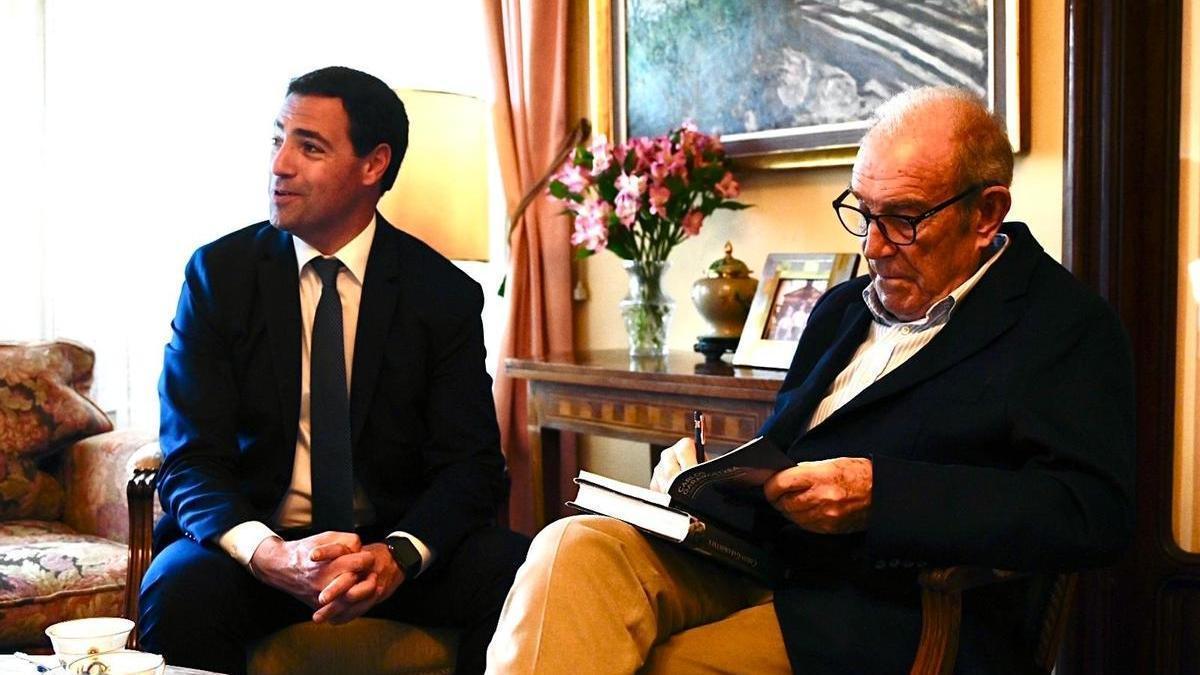 El lehendakari, Imanol Pradales, junto al lehendakari ohia Carlos Garaikoetxea.