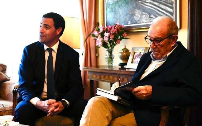 El lehendakari, Imanol Pradales, junto al lehendakari ohia Carlos Garaikoetxea.
