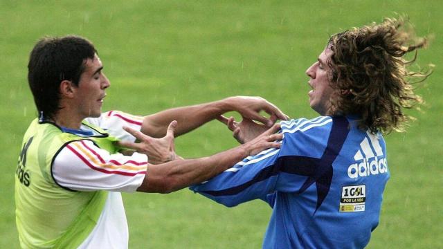 El enfrentamiento entre los futbolistas Carles Puyol y Vicente Rodríguez durante su estancia en la selección española en 2006.