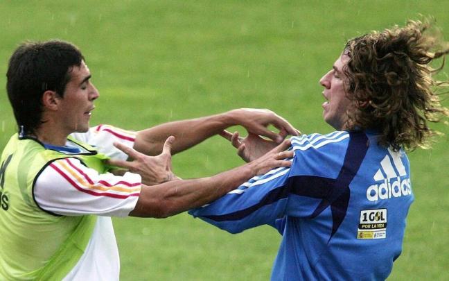 El enfrentamiento entre los futbolistas Carles Puyol y Vicente Rodríguez durante su estancia en la selección española en 2006.