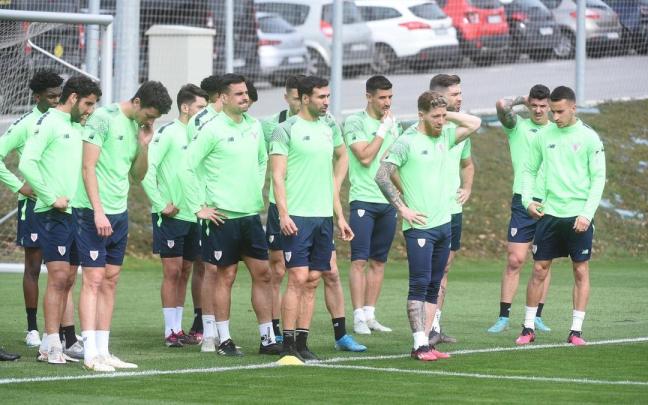 Varios jugadores del Athletic durante el entrenamiento de esta mañana en Lezama Varios jugadores del Athletic durante el entrenamiento de esta mañana en Lezama
