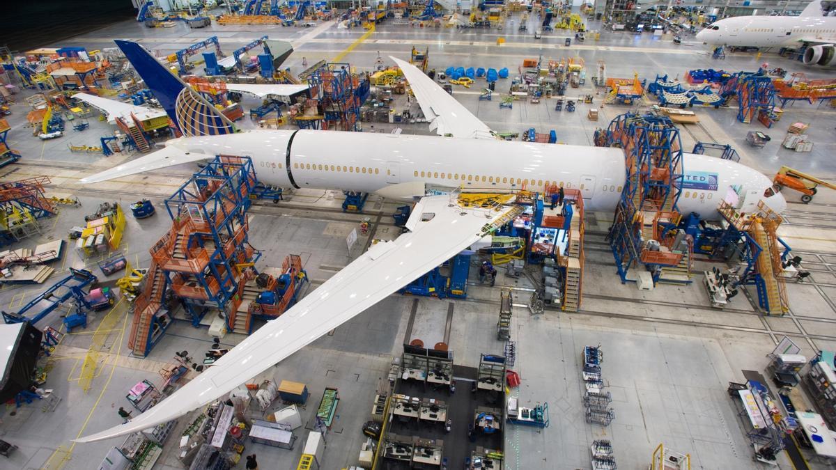 Un Boeing 787 Dreamliner durante el proceso de montaje en una de las fábricas de la compañía.