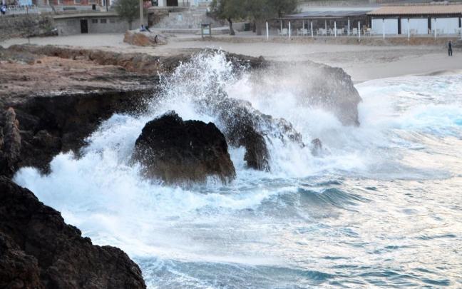 Fallece un hombre tras caer de un acantilado en Cala Sant Vicenç mientras pescaba con su nieto.