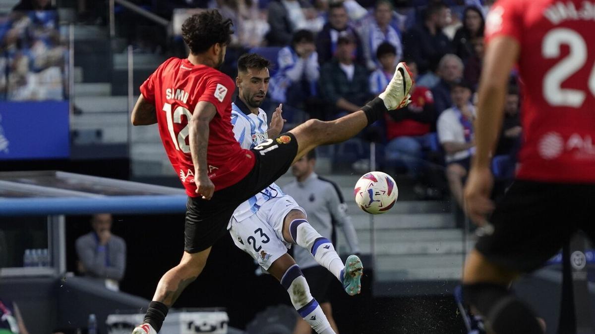 Brais envía un centro durante el partido ante el Mallorca del pasado octubre en Anoeta. / RUBEN PLAZA