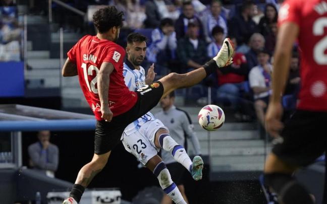 Brais envía un centro durante el partido ante el Mallorca del pasado octubre en Anoeta. / RUBEN PLAZA