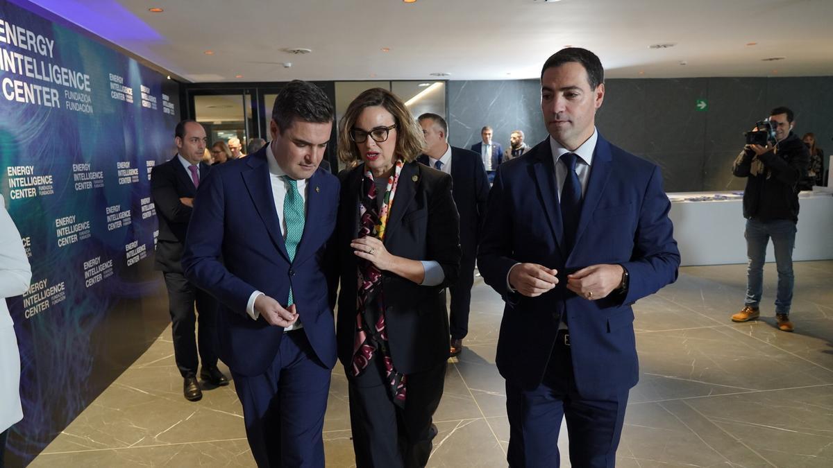 El lehendakari, Imanol Pradales, junto al consejero Mikel Jauregi y la diputada general de Bizkaia, Elixabete Etxanobe, en una imagen de archivo.