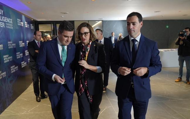 El lehendakari, Imanol Pradales, junto al consejero Mikel Jauregi y la diputada general de Bizkaia, Elixabete Etxanobe, en una imagen de archivo.