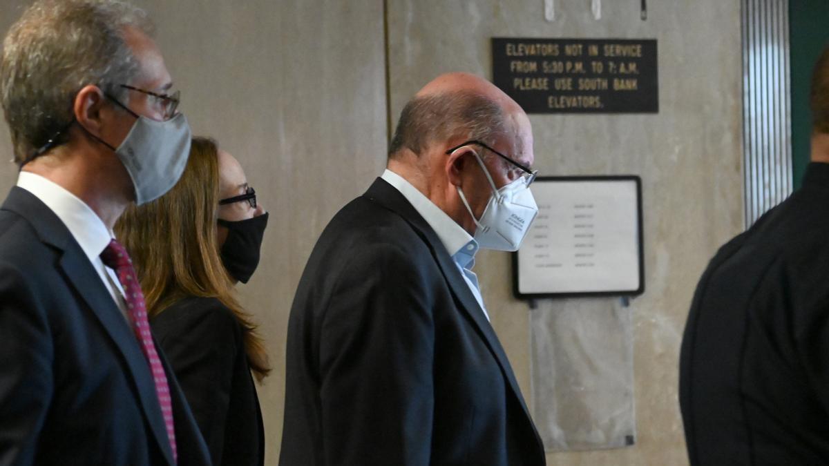 Allen Weisselberg, exdirectivo de la Organización Trump, tras ser detenido en julio de 2021.