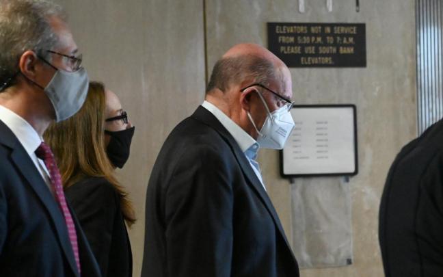 Allen Weisselberg, exdirectivo de la Organización Trump, tras ser detenido en julio de 2021.