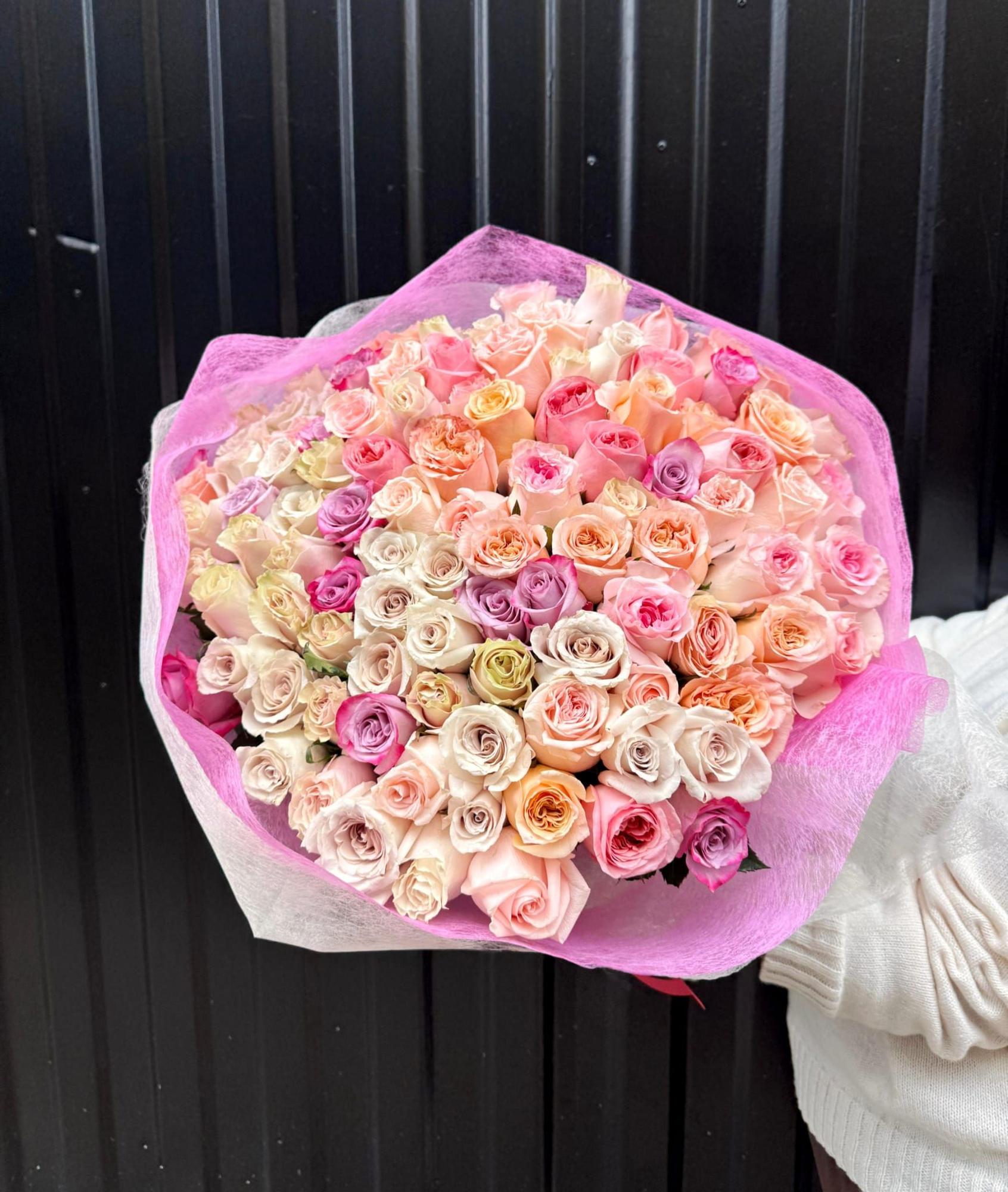 En Mil Rosas llevan a cabo todo tipo de encargos: escaparates, ramos, etc.