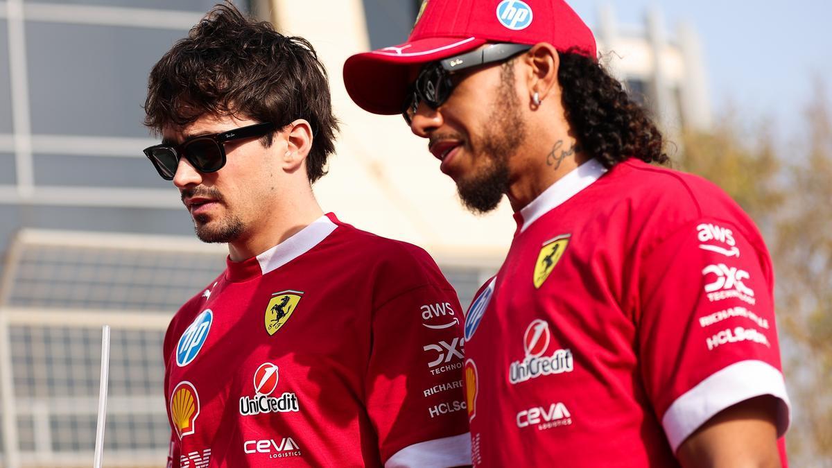 Charles Leclerc y Lewis Hamilton, dos pilotos alejados de las expectativas generadas por Ferrari en la pretemporada.