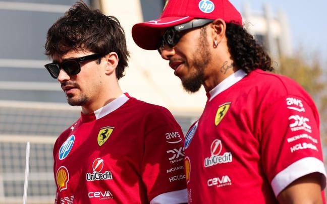 Charles Leclerc y Lewis Hamilton, dos pilotos alejados de las expectativas generadas por Ferrari en la pretemporada.