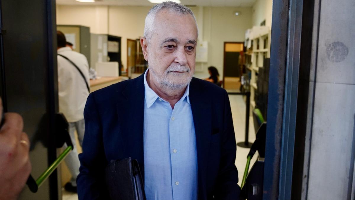 El expresidente de la Junta de Andalucía, José Antonio Grinán, en los juzgados de Sevilla.